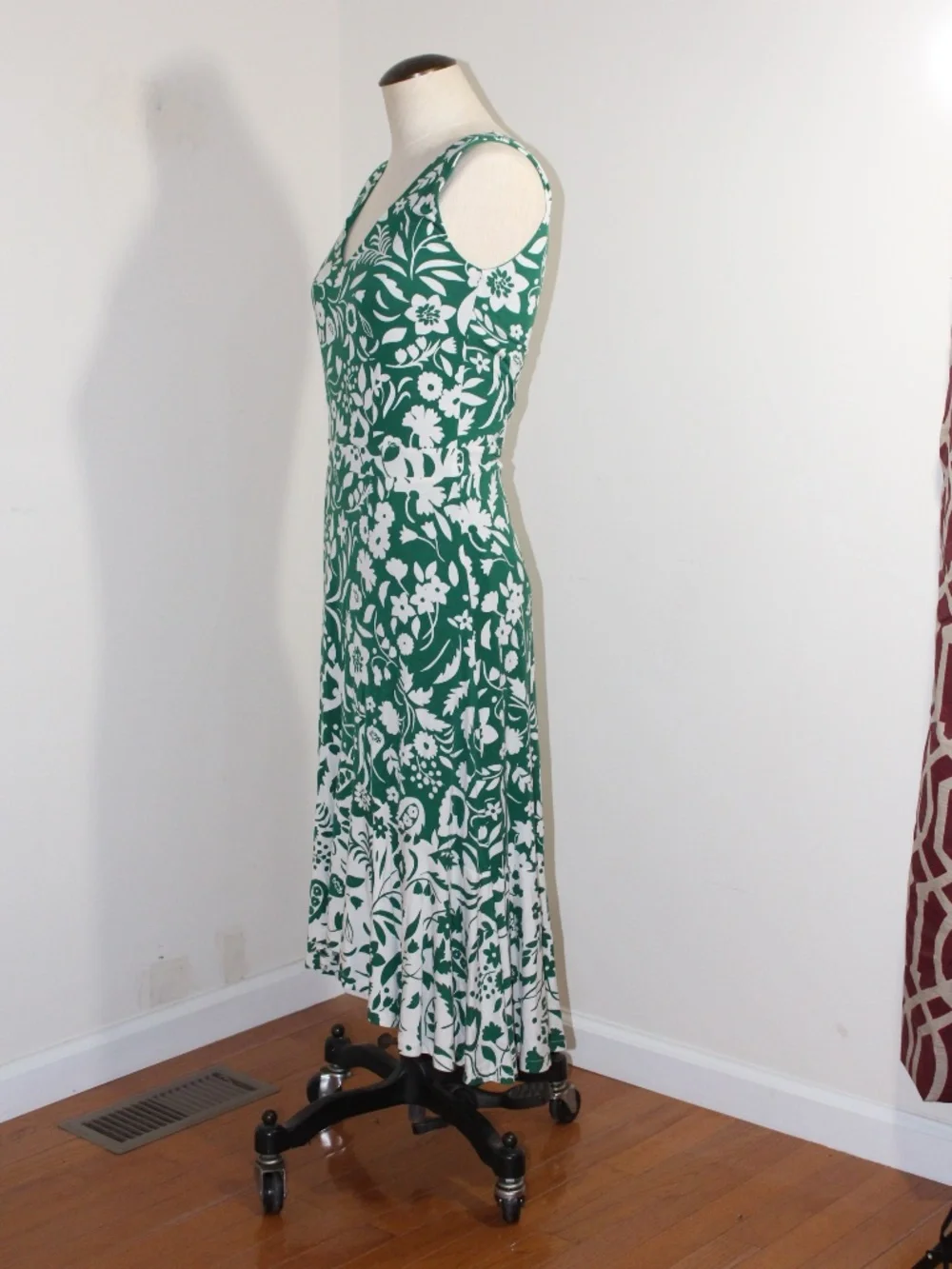 Boden, Eliza Midi Sleeveless Green & White Floral V-Neck  Dress - Picture 6 of 14